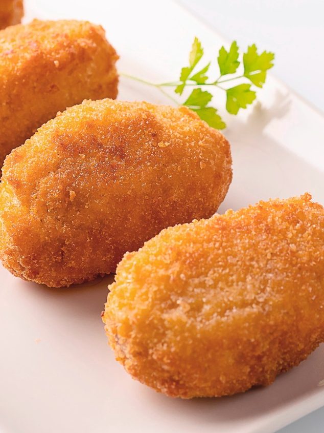 Croquetas caseras de bechamel de pollo y jamón serrano