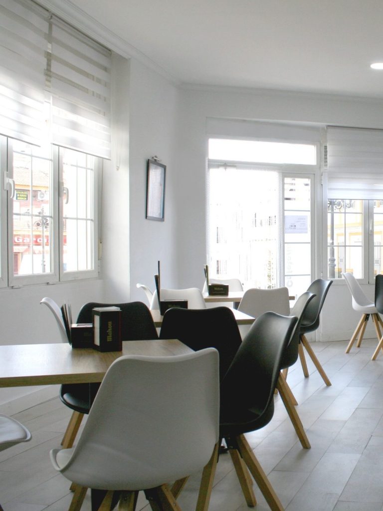 Detalle del local luminoso y acogedor de Cafetería Patry en Urda
