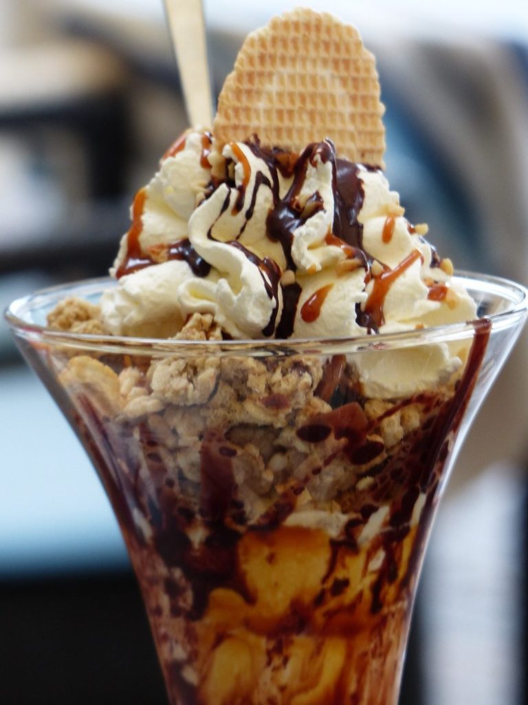 Copa de mezcla de helados de vainilla y chocolate con nata montada y sirope de chocolate 