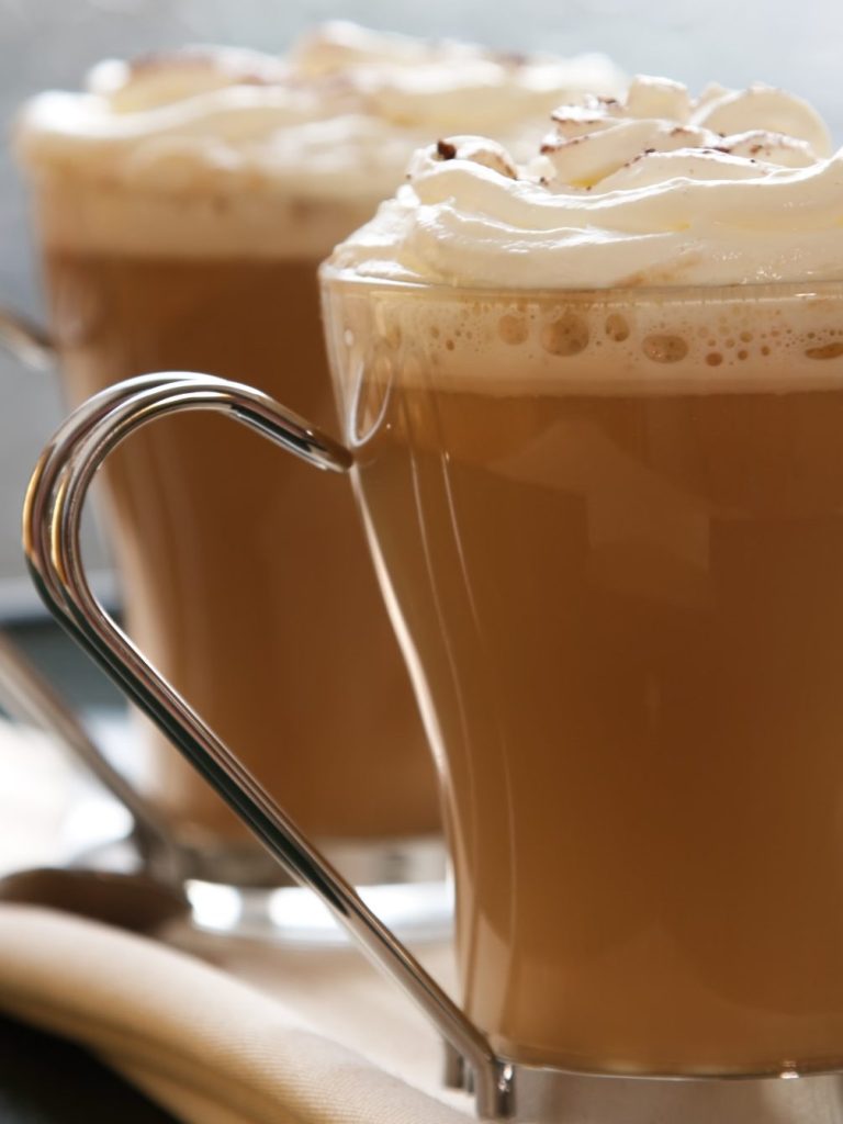 Café vienés elaborado con nata y  con cacao espolvoreado en cafetería de Urda