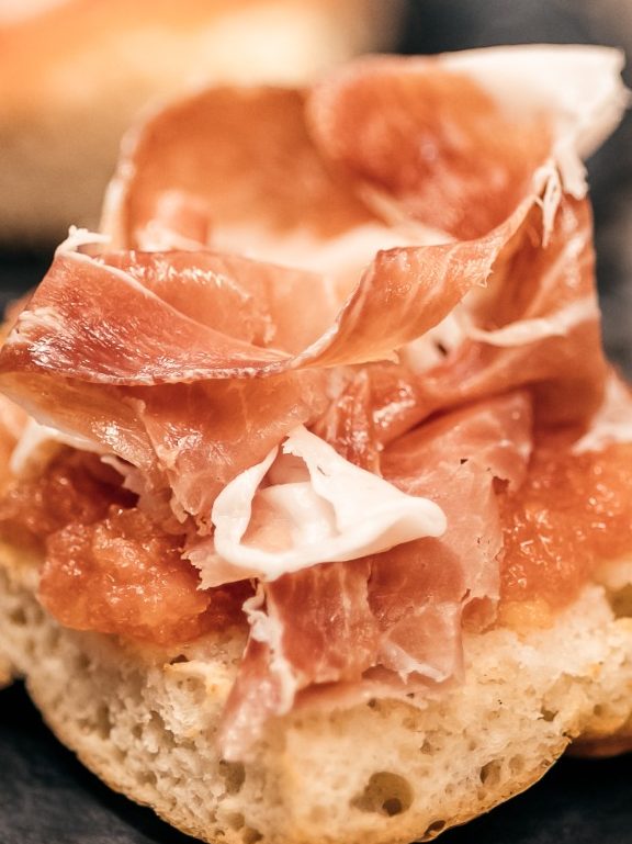 Tosta de jamón serrano sobre pan crujiente